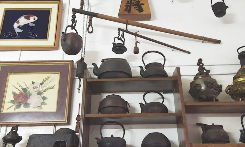 老時鐘、日本老鐵壺掛上了吳家大宅的牆壁，讓百年老屋添增懷舊的味道。