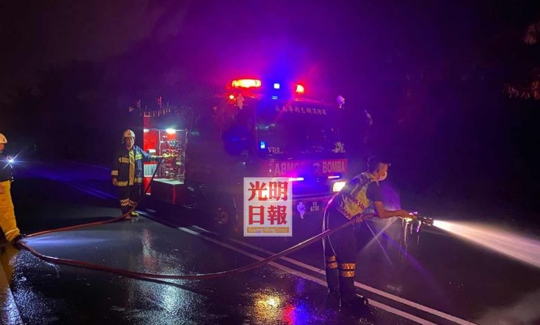 威南華都志愿消防隊事后前往車禍現場清洗道路。