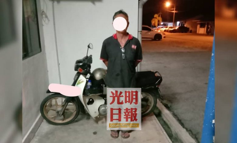 華裔汽車裝飾工友，因酒精超標被扣查。
