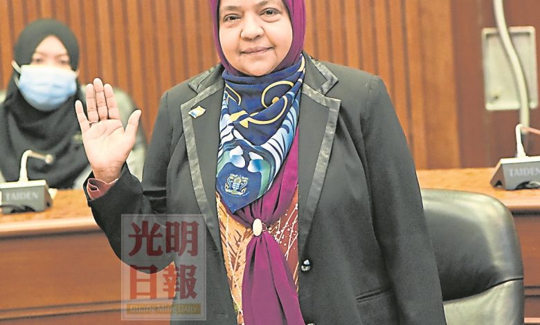 羅蒂芝雅宣誓就職為檳島市議員。