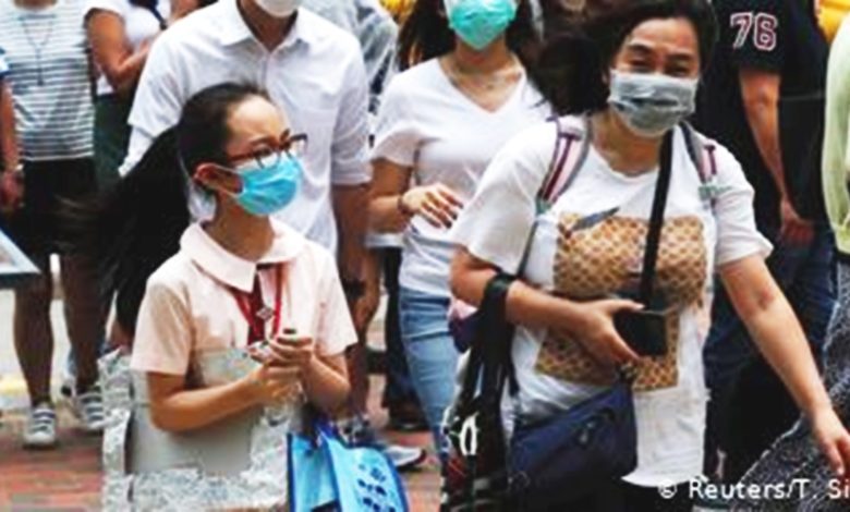由於香港過去一週出現逾百起本土確診案例，香港大學醫學院院長梁卓偉週日表示，新冠病毒已變種，傳播率也比疫情初期高出30%，並坦承香港目前正面臨疫情發生以來，首次持續性的本地爆發，目前以東九龍與沙田的疫情最為嚴重。