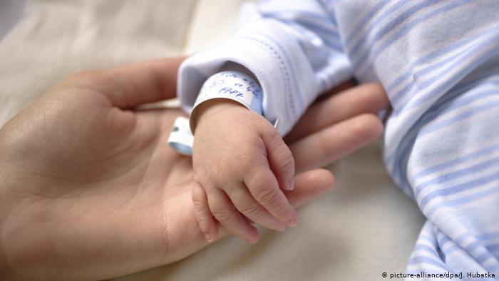 美國德克薩斯州的一個縣里有85名不滿周歲嬰兒的新冠病毒檢測呈陽性。研究表明胎兒在子宮內感染較為罕見但也有可能。
