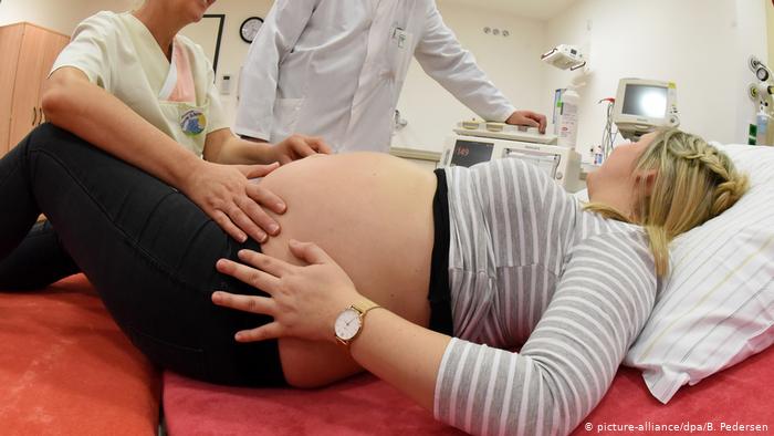 研究認為，孕婦可能會將新冠病毒傳染給胎兒，但較為罕見。