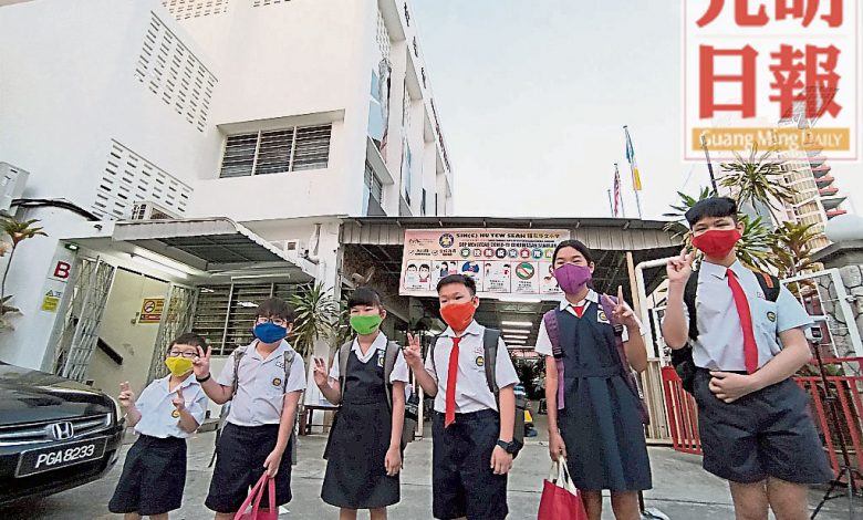 輔友小學提供學生們不同顏色的口罩來區分不同學生年級。