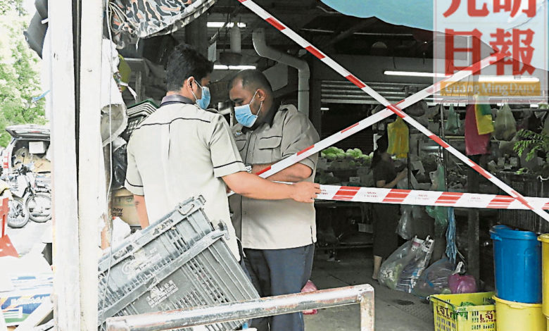 檳島市政廳官員警戒線將白雲山巴剎兩旁的入口處圍起。