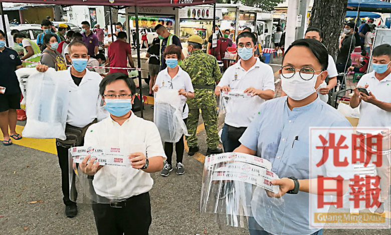 魏子森（前排右起）、王宇航及五條路鄉管會成員派送200個面罩予五條路夜市小販。