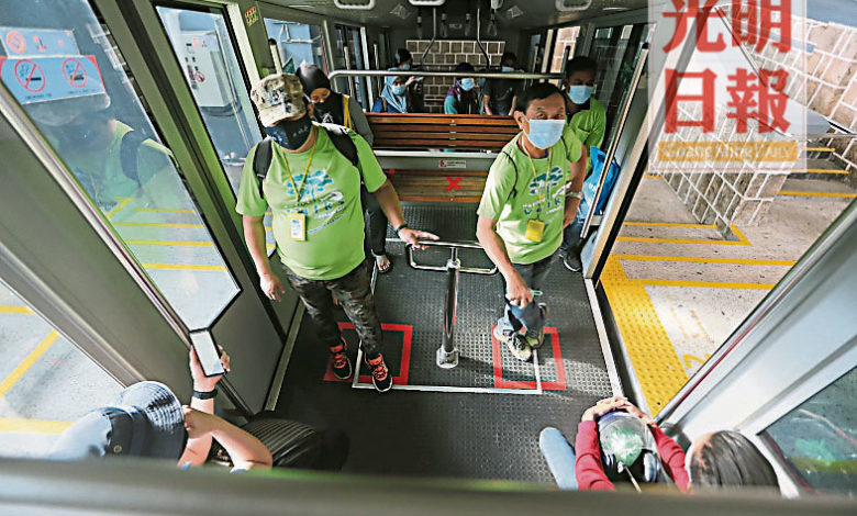 搭乘升旗山纜車的乘客，也必須佩戴口罩。