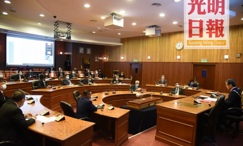 檳島市政廳例常議會在保持社交距離下召開。