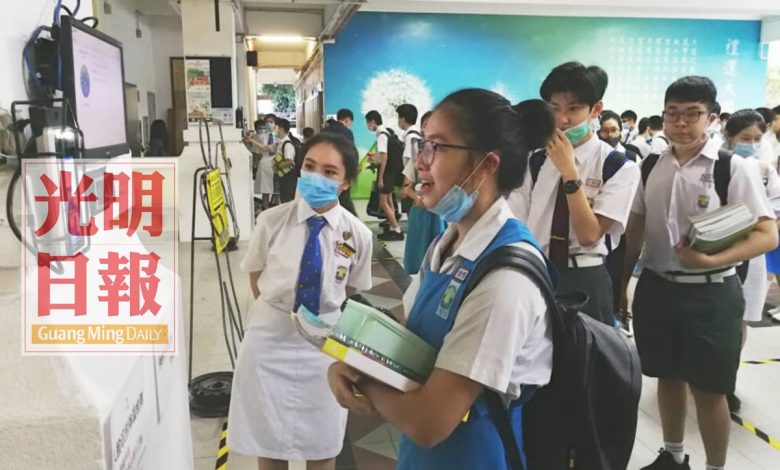 鍾靈獨中學生通過臉部掃描及體溫檢測器，魚貫而入進入校內。
