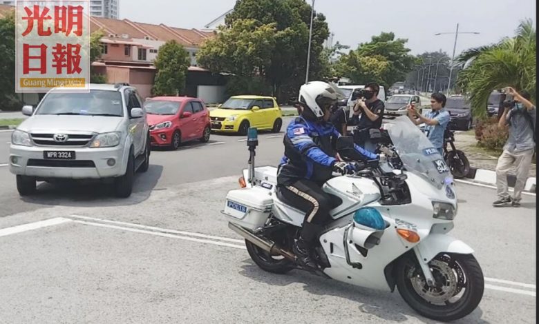 反貪會車子在交警開路，直駛入峇央峇魯警局。
