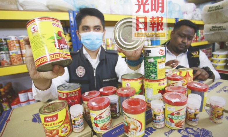 官員在雜貨店貨架上搜出大量過期罐裝食品。

