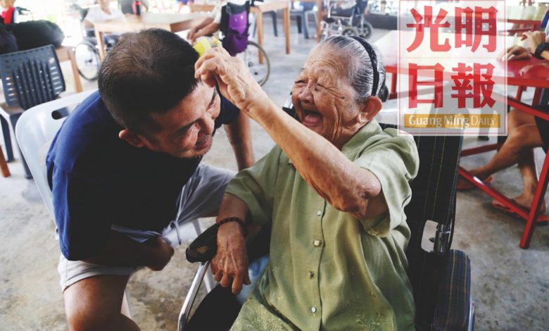 顏阿婆為剛動完手術的陳瑞萬梳頭髮，為老人院帶來許多樂趣。