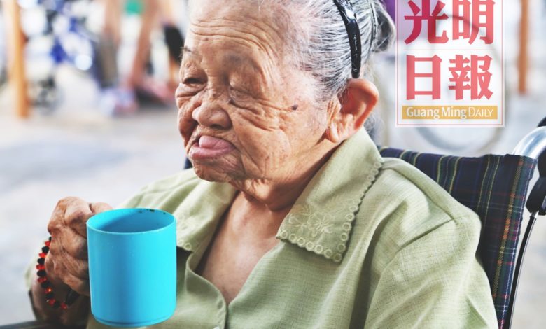 顏杜娣每天上午要喝一杯檳城咖啡。
