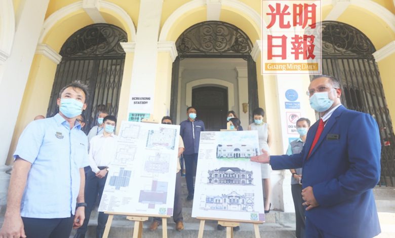 佳日星（右）宣佈，州政府耗資800萬令吉搶修市政廳大廈古蹟建築。旁為檳島市長尤端祥。
