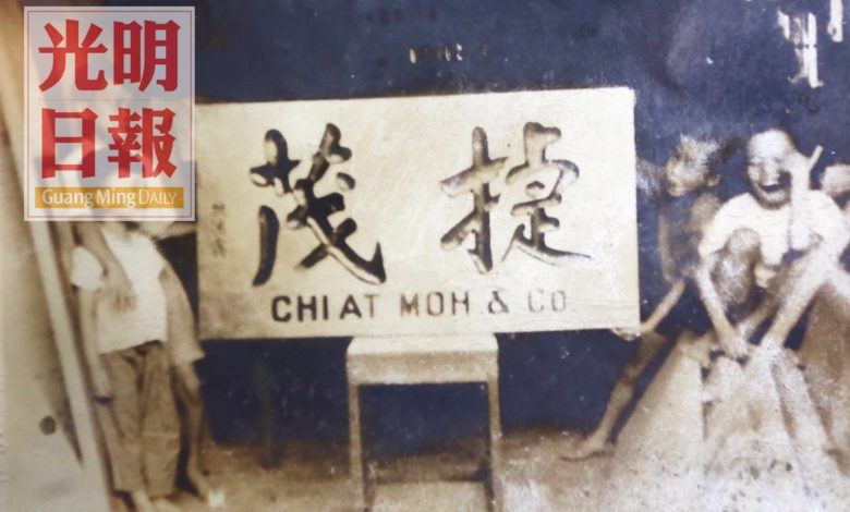 兒時的郭亞華（右2）與玩伴對著老爸雕刻的牌匾開心合照。