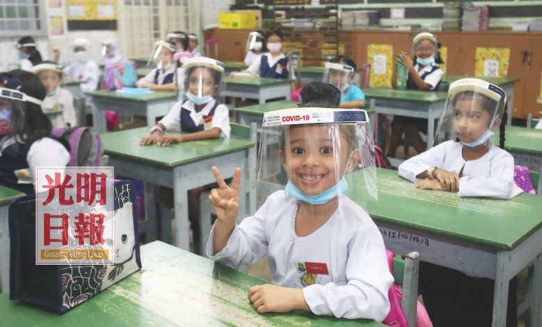 一至四年級今日復課，小學生們佩戴面罩及口罩，開心準備上課。