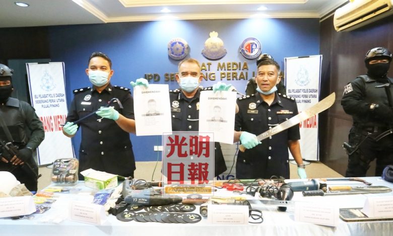 警方展示嫌犯在破門行竊案中使用的工具。