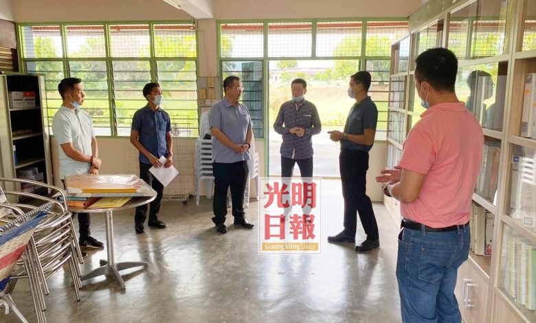 林桂億（左三）造訪峨崙中華學校，以了解校方為學生作好復課的標準作業程序。右三為董事長拿督李記汶。
