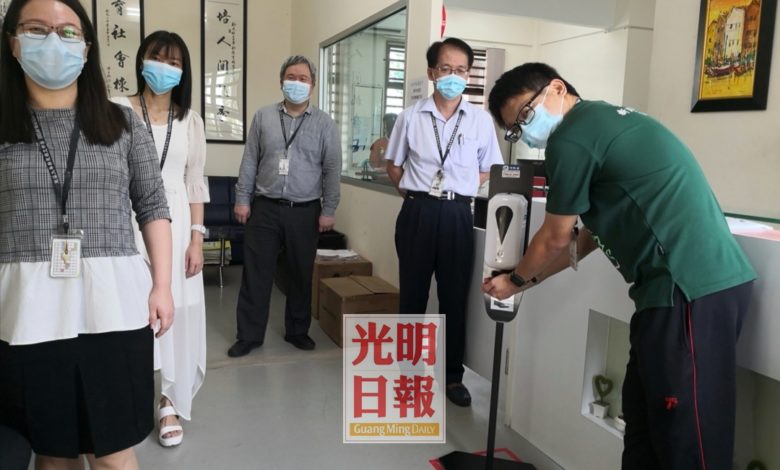 校方在行政處設有免洗消毒液，教職員也必須遵守SOP，左三為陳志強校長。