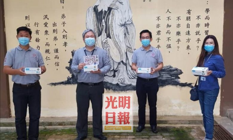 
吉中中華工商聯合會贈送2000個口罩給新民獨中，左起張永憑、陳志強、李孟豪及莫玉英。
