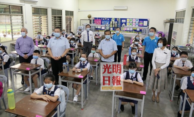 林桂億（前左二）與阿茲曼（前右二）巡視新光學校復課情況。前左一為楊金福，後左一為許初俊，前右一為伍淑韻，後右一為楊思源。
