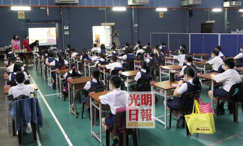 擁有36名五年級學生的班被安排到禮堂上課。