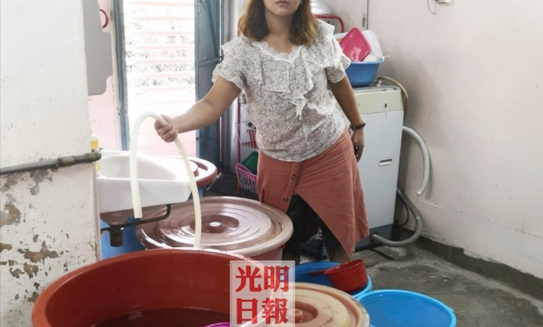 方碧琴向記者展示商家從河邊取的河水，水壓也很低。