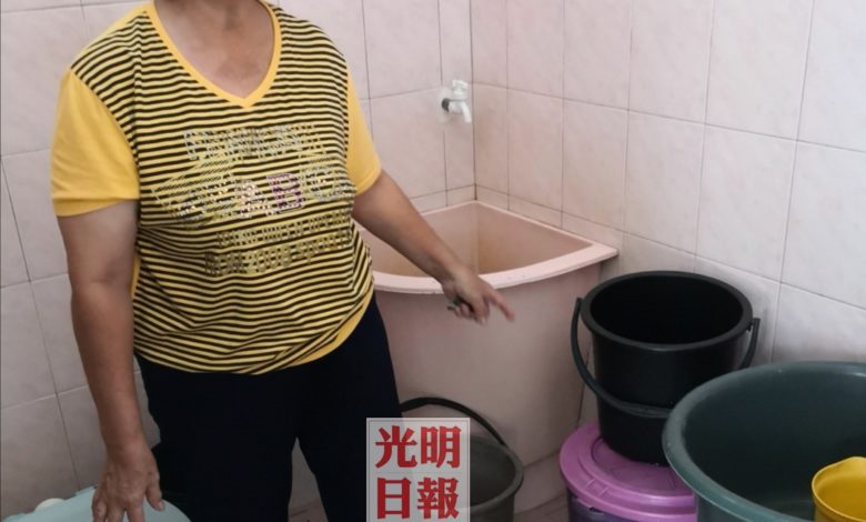 林秀蘭將洗澡及洗衣後的水裝起來，充當洗地及洗廁所用途。