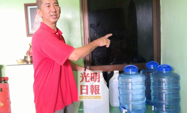 何雲義每天從雙溪大年家裡提水作為咖啡店飲用水用途。