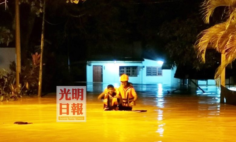 民防部隊在其中一個水深及腰的災區救出災民。