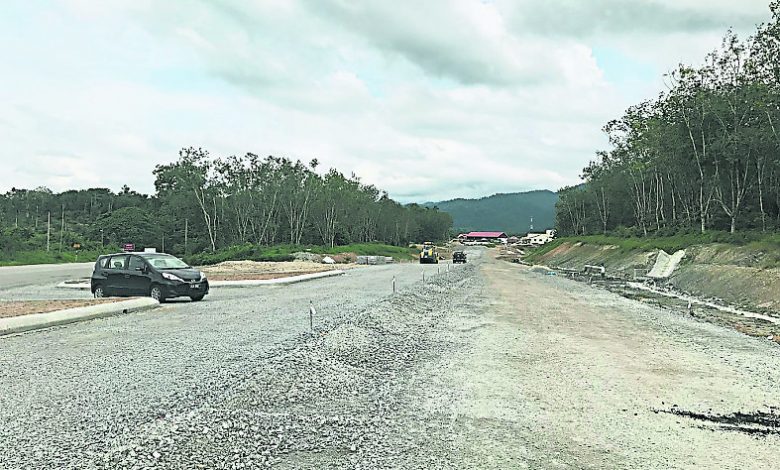 寬敞筆直的萬濃新路，圖中遠處為瑤倫新村。