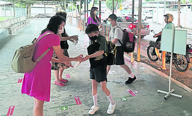 學生們下車抵校後即有教師提供消毒搓手液消毒雙手。