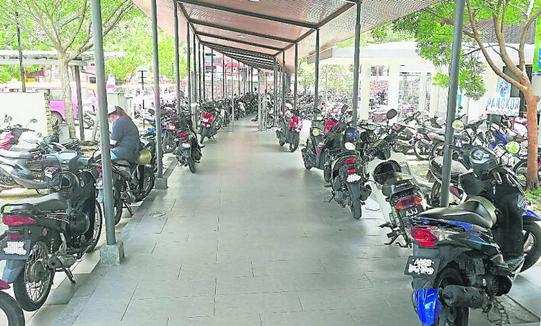 市議會和陸路交通局已執法，邦咯島民受促勿將交通工具停放在碼頭的人行走廊。