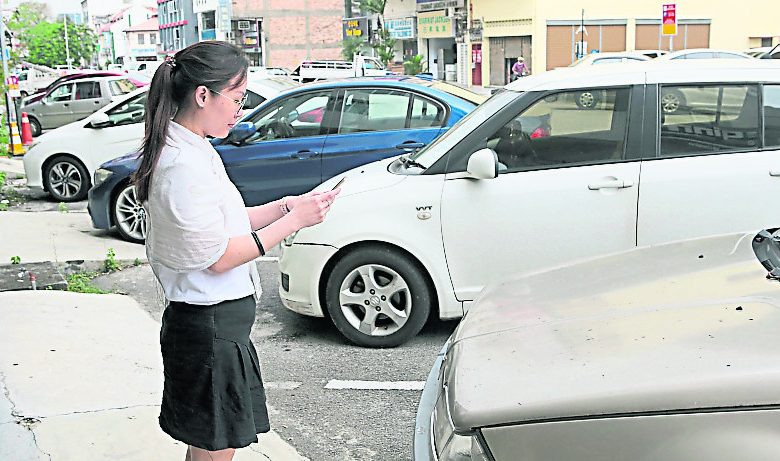市民受鼓勵使用『泊在霹靂』智能手機應用程式付泊車費。
