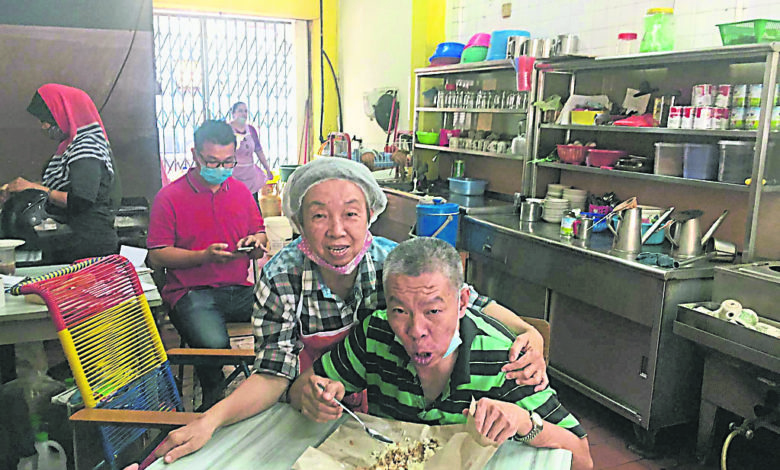 陳明娥（左）指出，很多茶客為該店打抱不平，紛紛與其安好健在的弟弟陳天星合照。