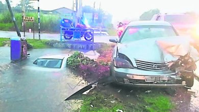 Photo of 大雨中車被撞入大溝 女子險遭沒頂