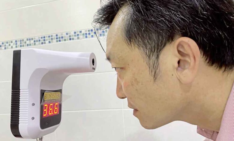 芙蓉各源流學校獲得溫度計不對稱，一些學校超過500人才有一支溫度計
謝琪清示範智能測溫儀的速度，只需一秒就顯示溫度。