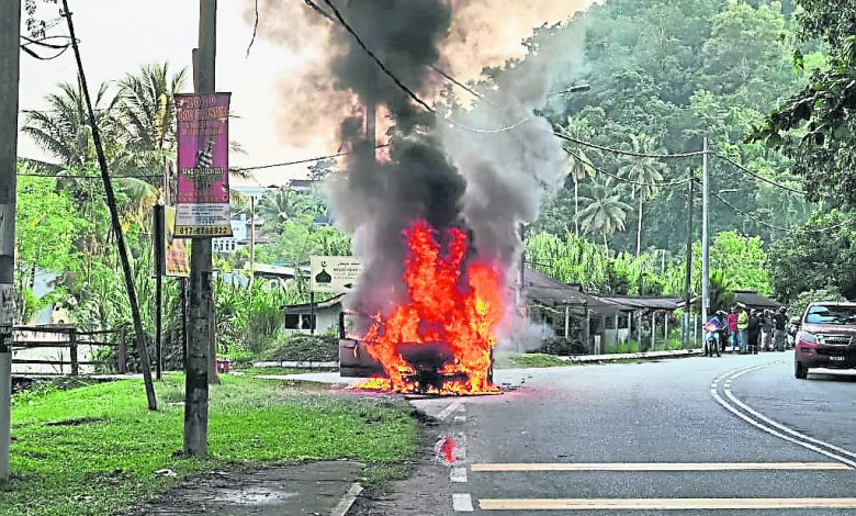 停在路邊的轎車燃起熊熊大火，情況相當駭人。