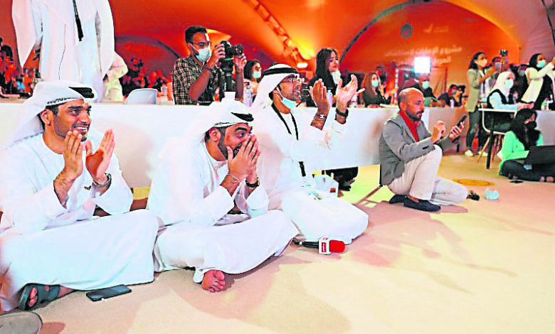 阿聯酋航天人員及媒體記者在迪拜的拉希德航天中心透過屏幕觀看發射，得知成功後開心地鼓掌歡呼。