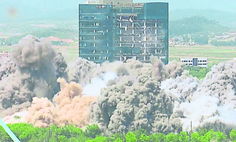 金與正（右圖）6月下令炸毀韓朝聯絡辦公室。