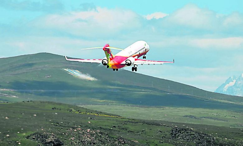 中國商飛ARJ21飛機在稻城亞丁機場完成試飛。