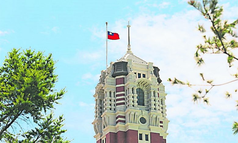 台灣總統府降半旗致哀。