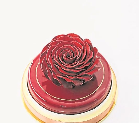 綻放的玫瑰（Rose Blooming），紅色予人激情之感，而玫瑰象徵幸福與愛情。
甜蜜的感覺當然少不了會令人溶化的巧克力。覆盆子的酸甜豐富了入口的層次感，最後添加自製的榛果果仁糖增加酥脆的口感。