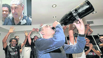 Photo of 薩里抽煙暢飲香檳