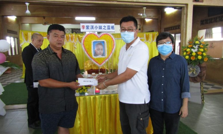 死者父親李進強（左）移交捐款給培才華小，接領者為家協財政鐘國華，右為校長林陸風。