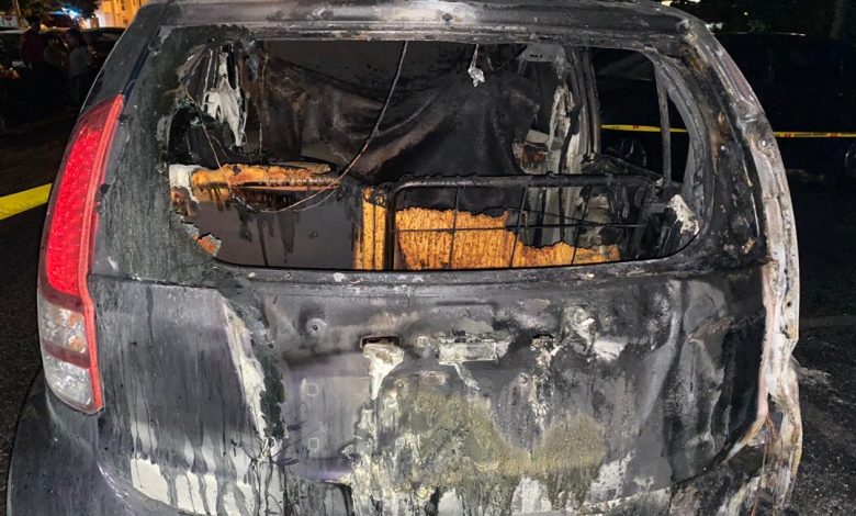 組屋樓下停放的轎車後部被燒毀30%。
