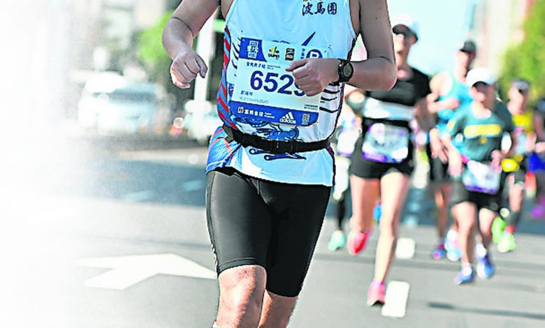 台北馬拉松賽道上的郭瑞祥。