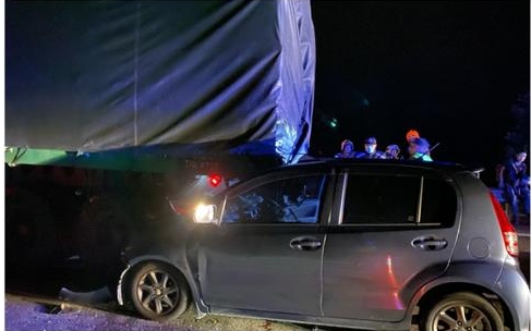 警用邁薇轎車徑直撞上羅里左後方，駕駛警員當場死亡。
