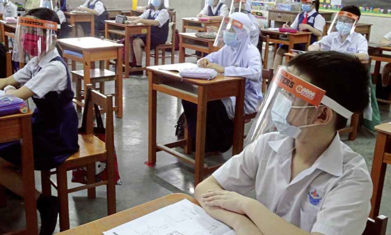 學生們戴上口罩和面罩，雙重保護上課。
