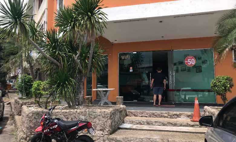 死者的摩多還停放在酒店前。